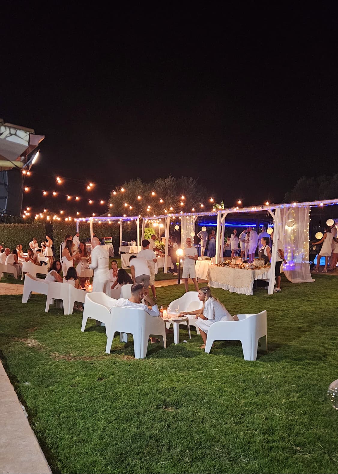 White party serale con ospiti in bianco a bordo piscina