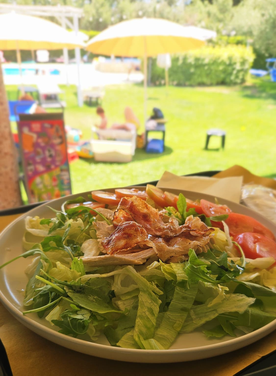 Piatto del ristorante servito a bordo piscina