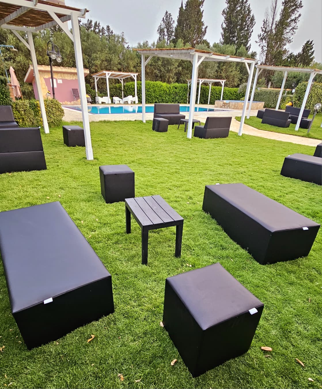 Salotto lounge in giardino a bordo piscina