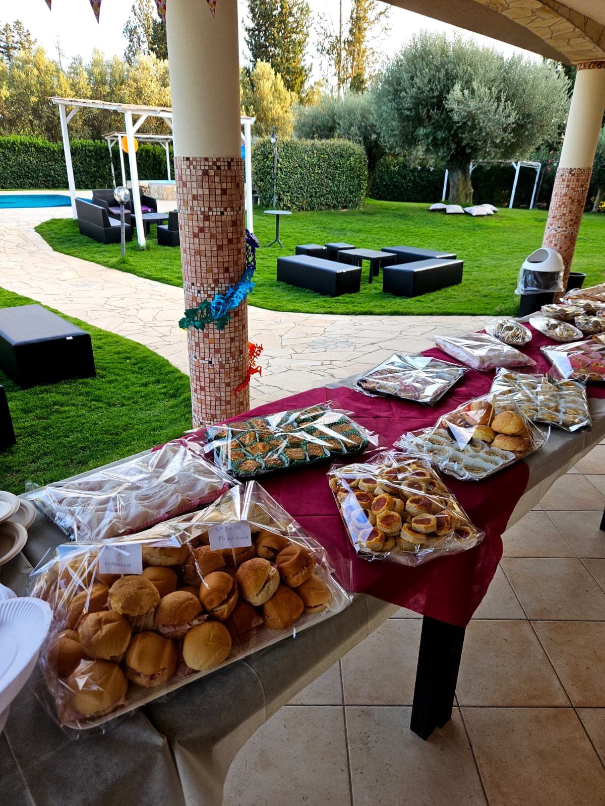 Buffet catering allestito a bordo piscina al tramonto