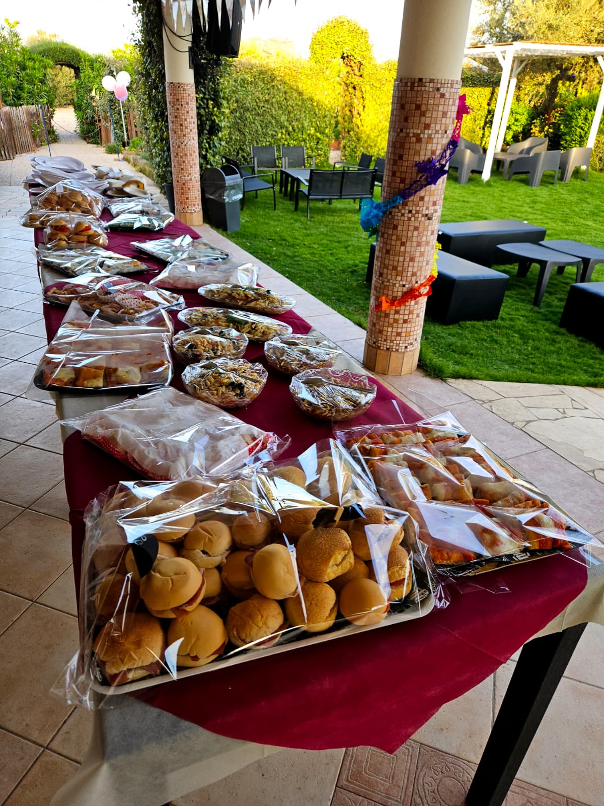 Tavolo catering con panini e pasta fredda