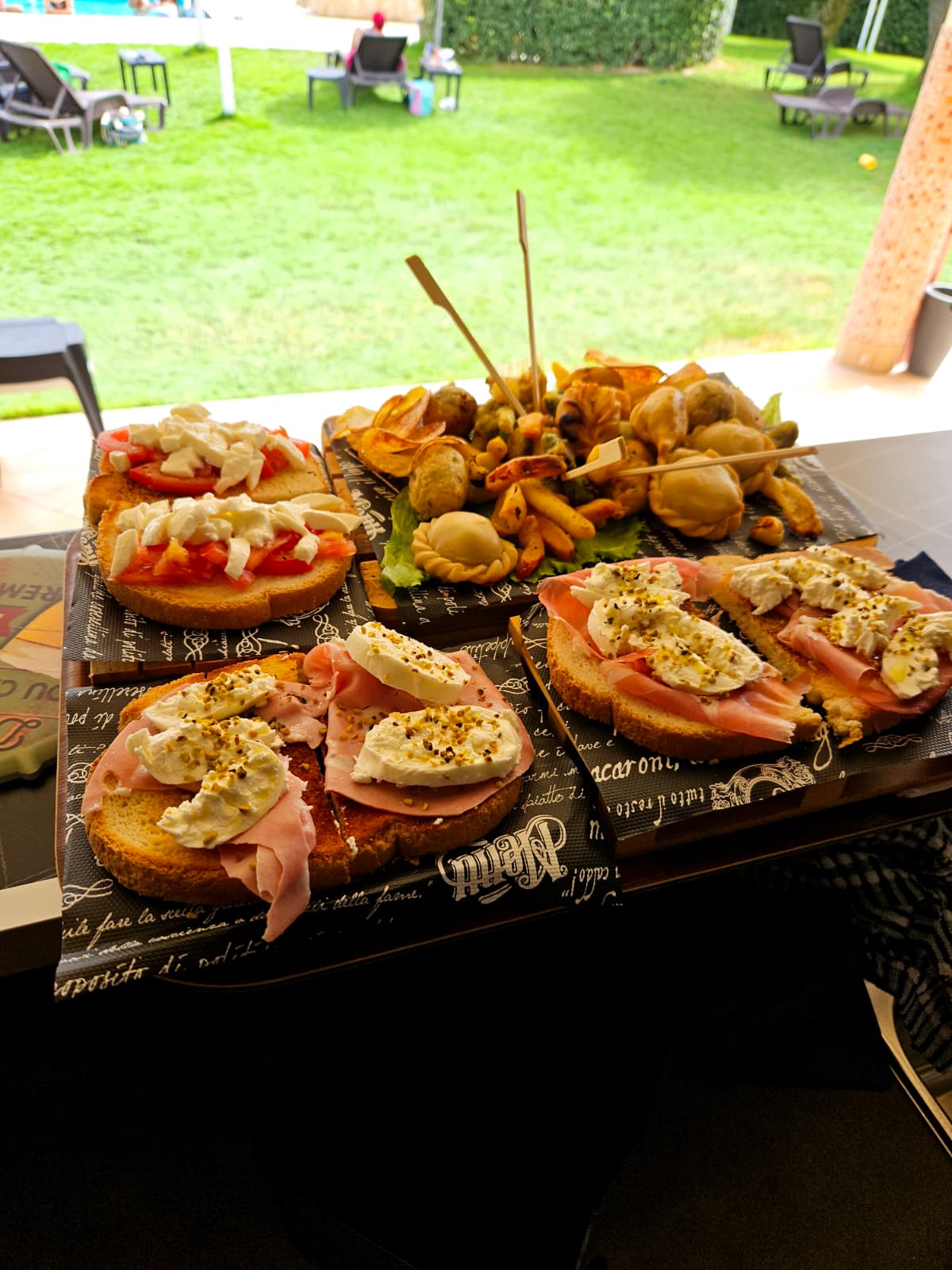 Taglieri di bruschette con mozzarella, pomodoro e prosciutto