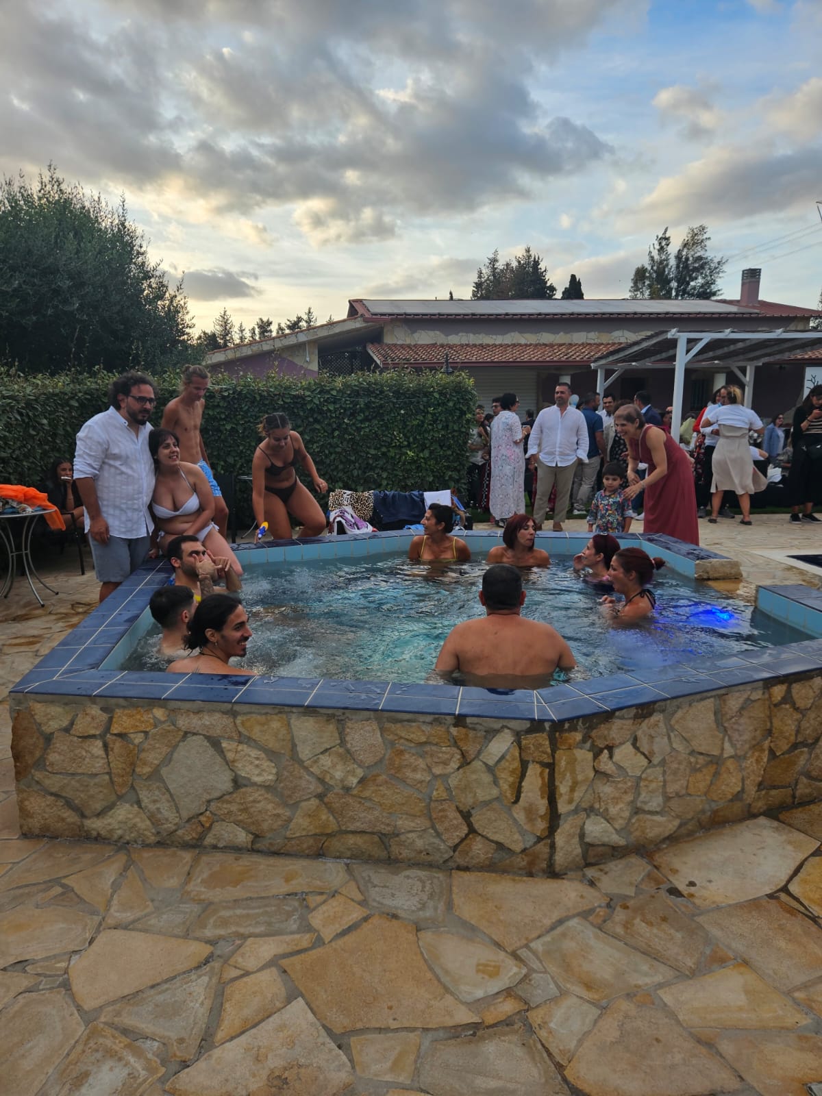 Ospiti in festa nella zona idromassaggio