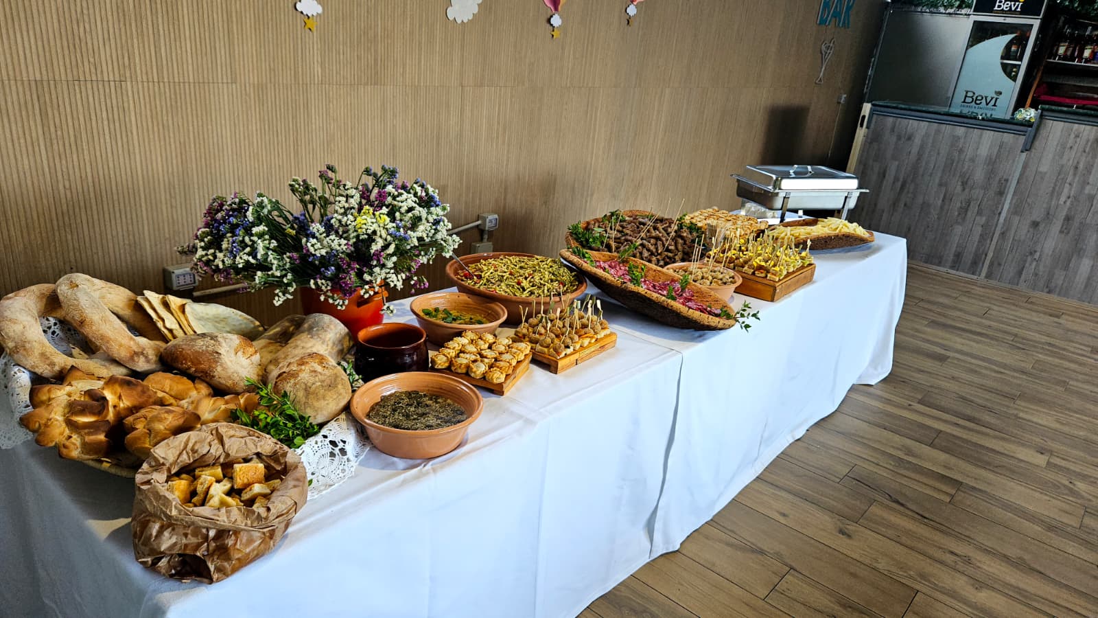Buffet catering con pane artigianale e fiori