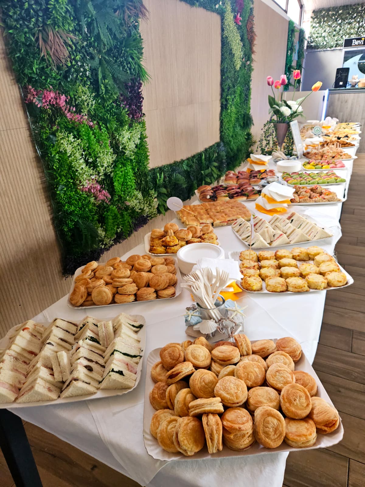 Buffet di pasticceria salata e tramezzini