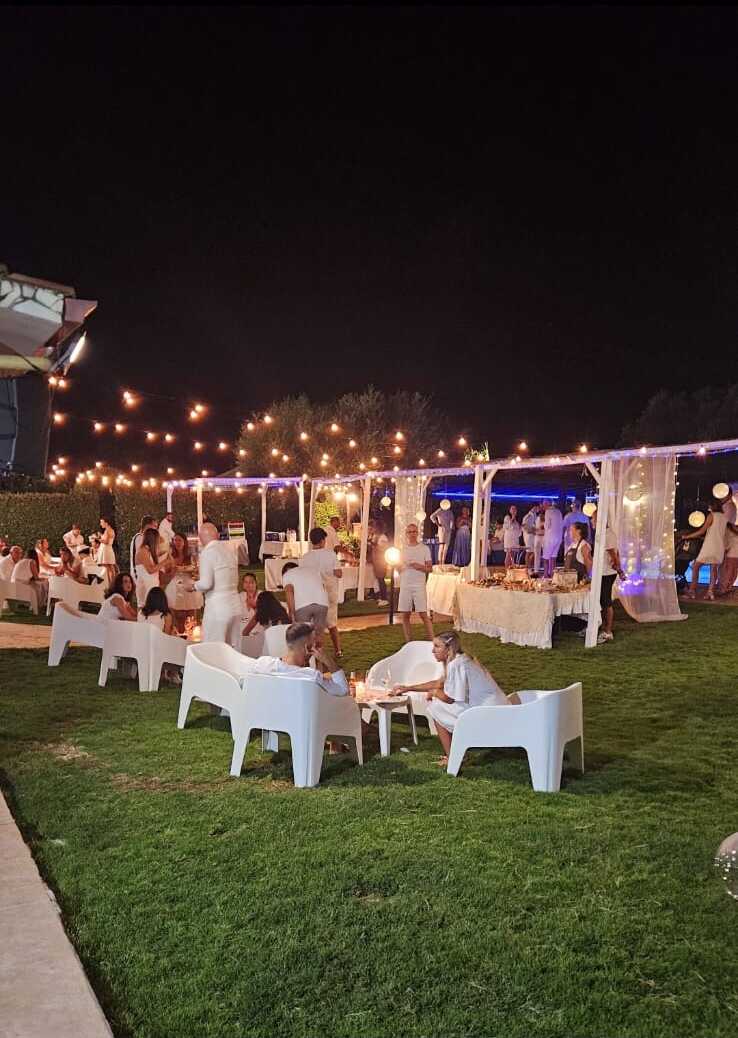 White party serale con ospiti in bianco a bordo piscina - L'Antica Fonte
