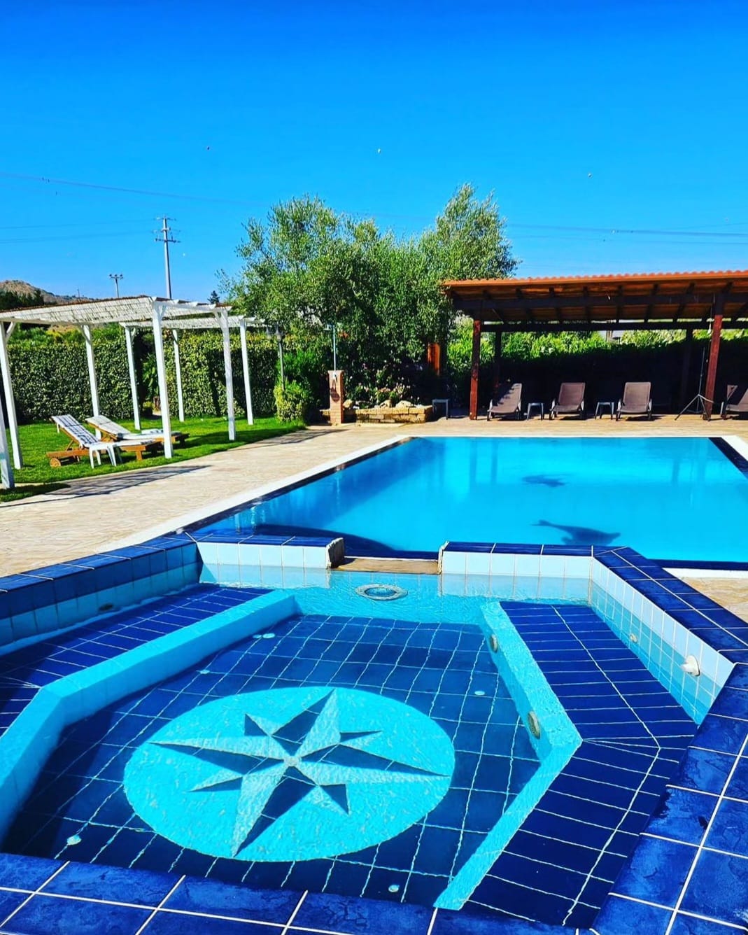 Piscina e idromassaggio con mosaico rosa dei venti - L'Antica Fonte
